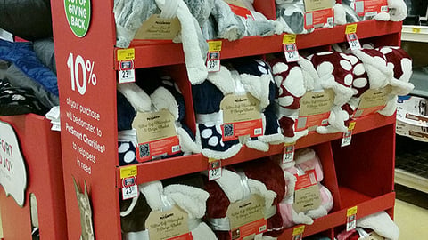 PetSmart 'Cuddle Up' Pallet Display