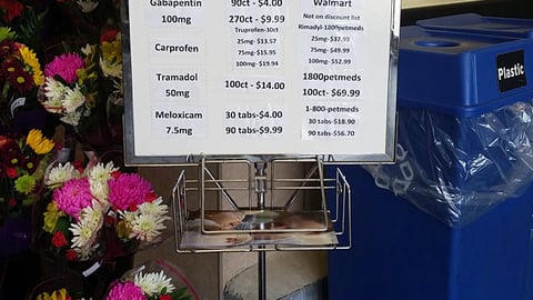 Hannaford 'Healthy Saver Pet' Stanchion Sign 