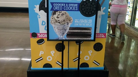 Oreo Kroger 'Here's the Scoop' Stanchion Sign