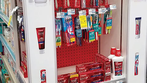 Colgate CVS/Pharmacy Y Mas 'Visibly Whiter Smile' Endcap