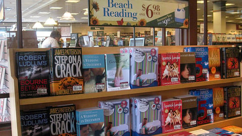 Barnes & Noble 'Beach Reading' Display