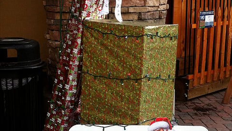 Lowe's 'To All a Good Gift' Outdoor Pallet Display