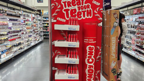 Hismile 'Treat Your Teeth' Endcap